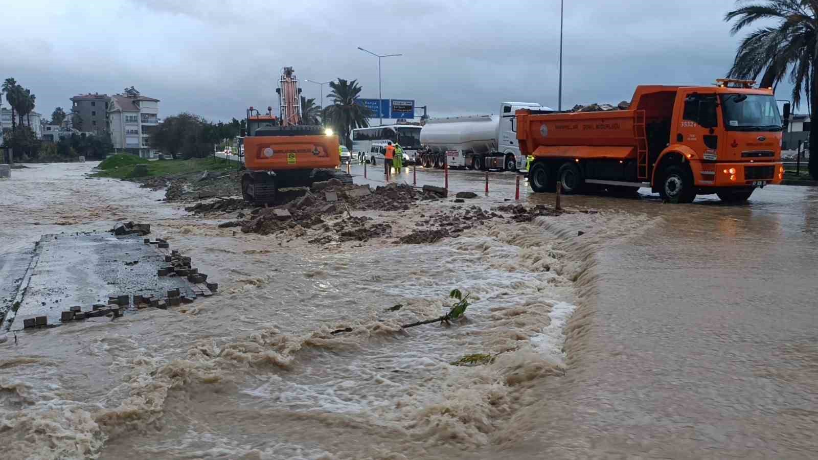 Manavgat’ta yoğun yağış etkili oldu, yollar göle döndü
