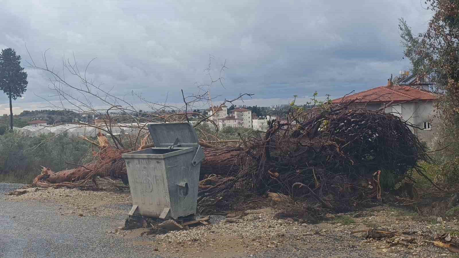 Manavgat’ta yoğun yağış etkili oldu, yollar göle döndü
