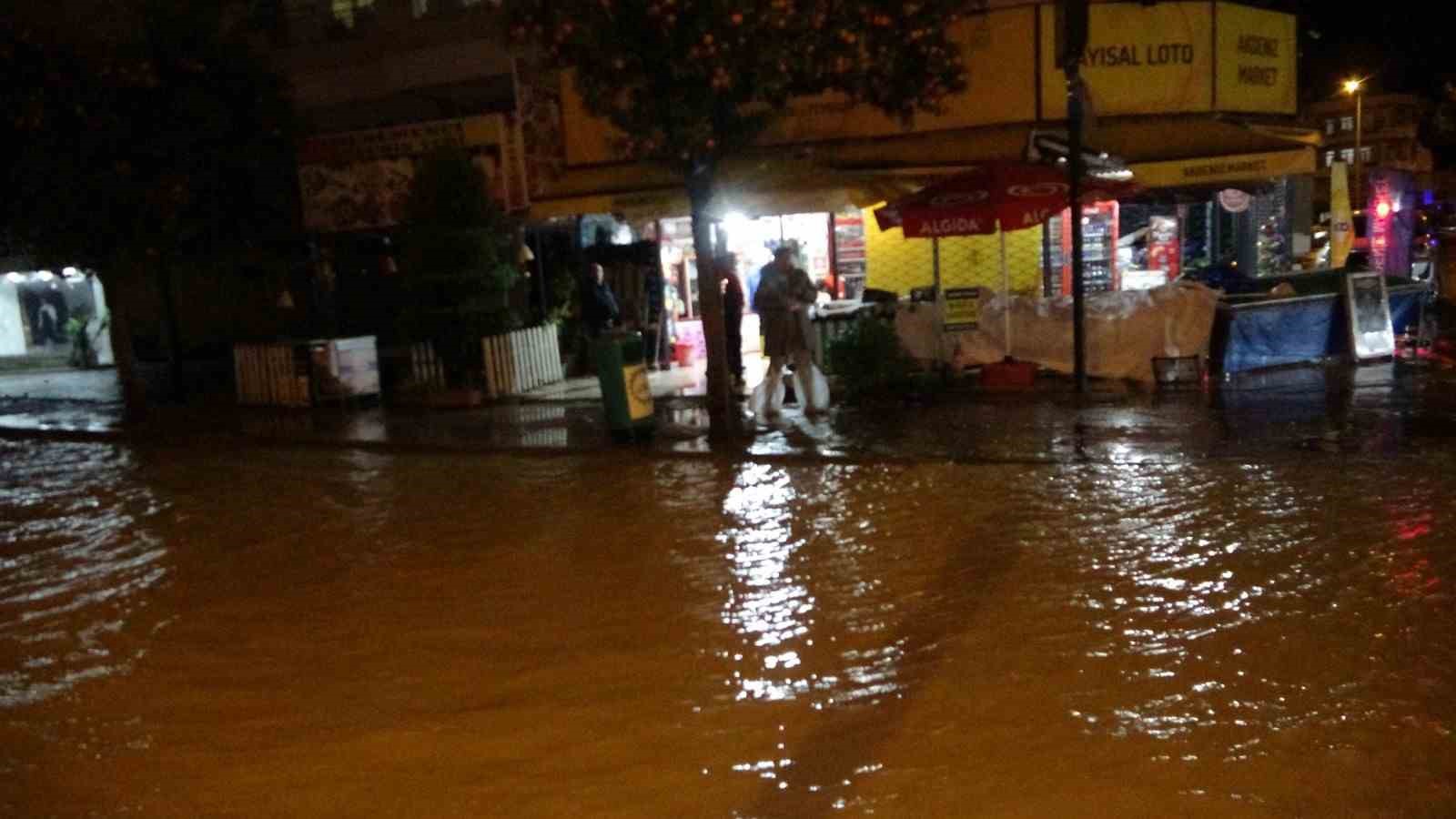 Manavgat’ta yoğun yağış etkili oldu, yollar göle döndü
