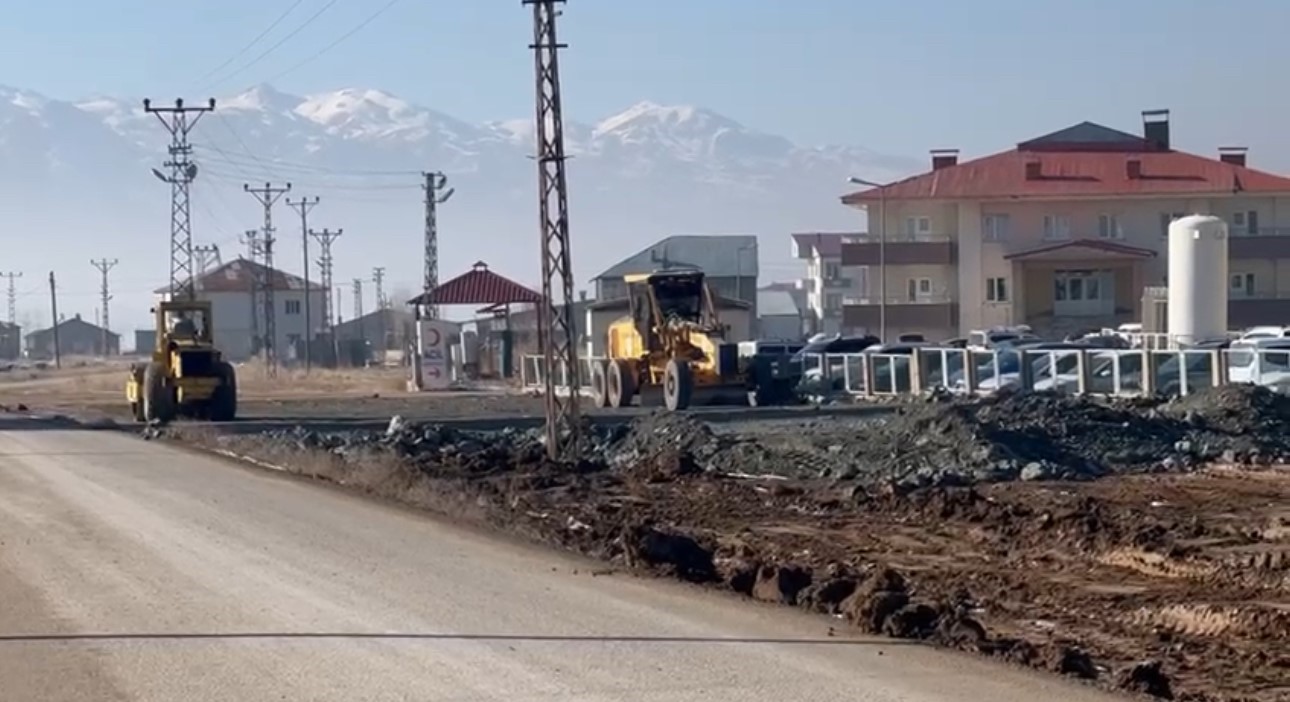 Yüksekova Devlet Hastanesi’nin yolu asfaltlandı
