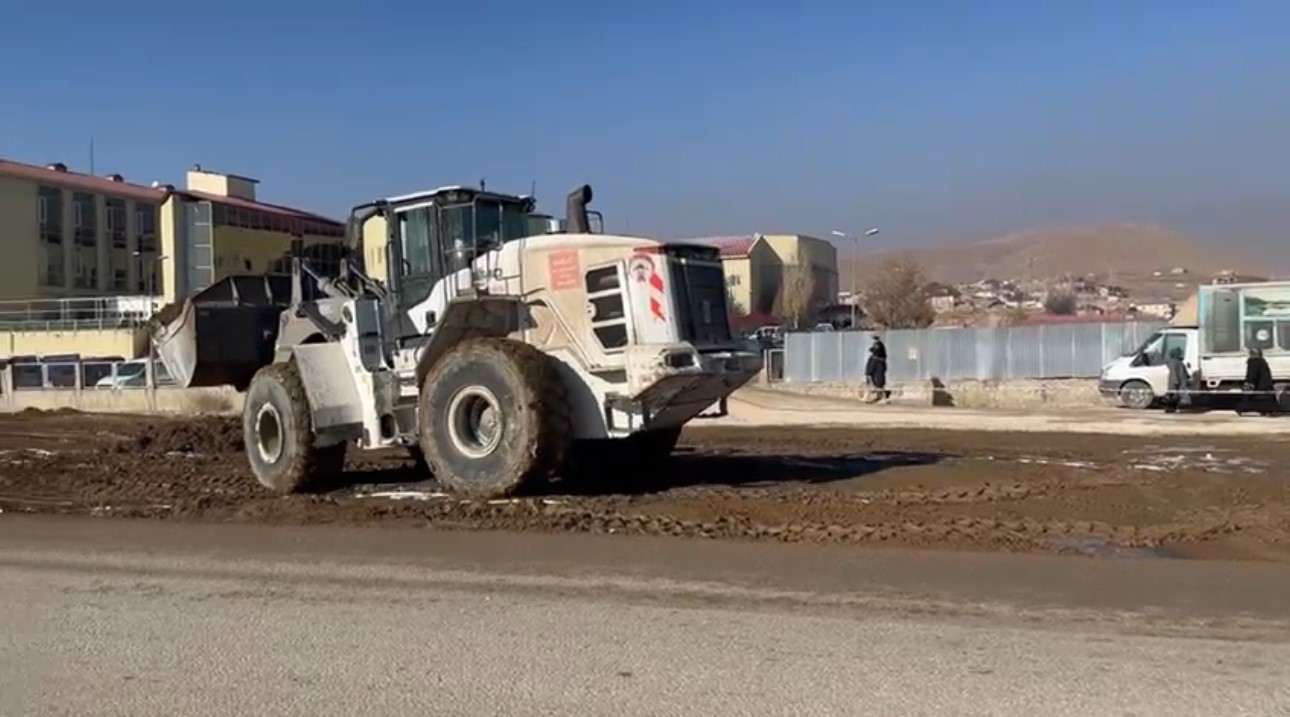 Yüksekova Devlet Hastanesi’nin yolu asfaltlandı
