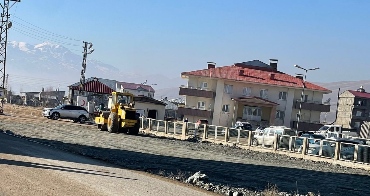 Yüksekova Devlet Hastanesi’nin yolu asfaltlandı
