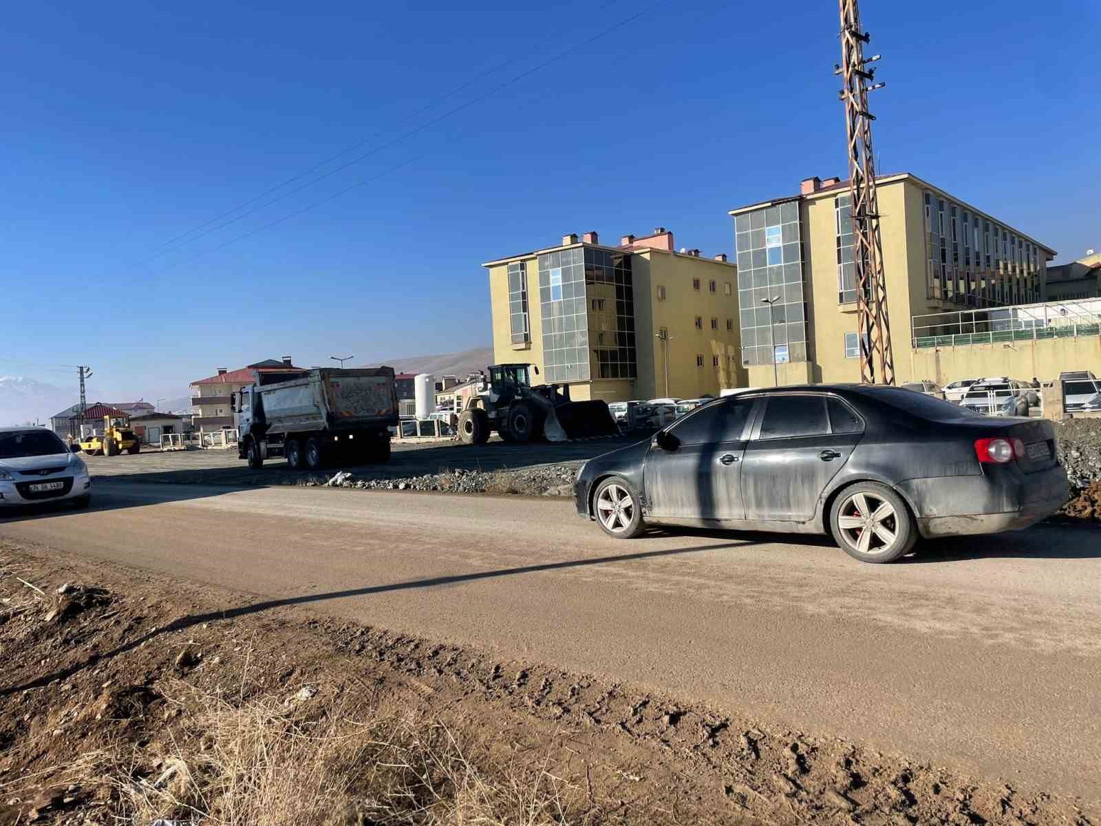 Yüksekova Devlet Hastanesi’nin yolu asfaltlandı
