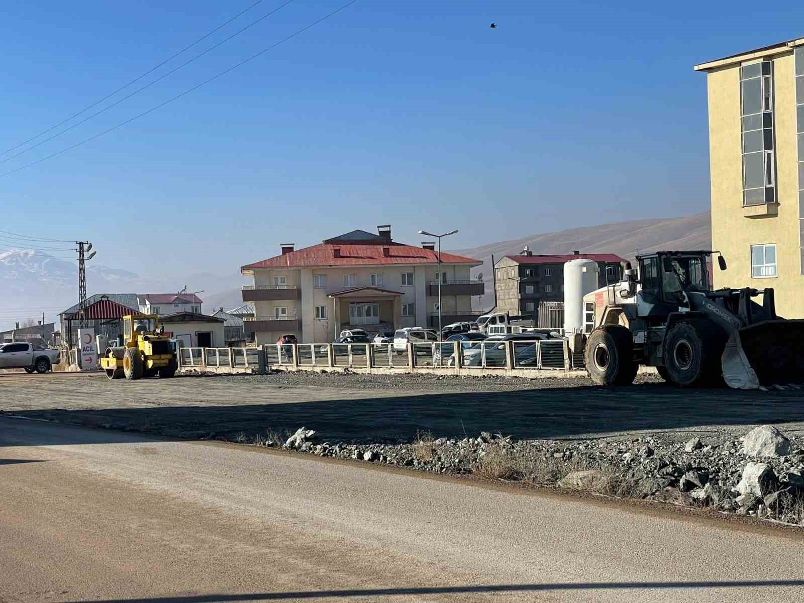 Yüksekova Devlet Hastanesi’nin yolu asfaltlandı
