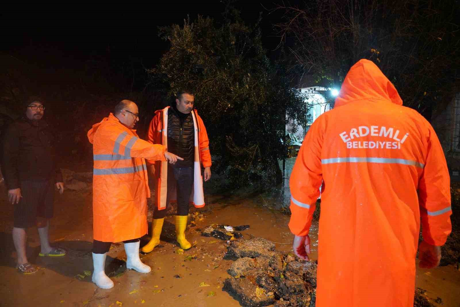 Mersin’in ilçelerinde metrekareye 90 ile 100 kilogram yağış düştü
