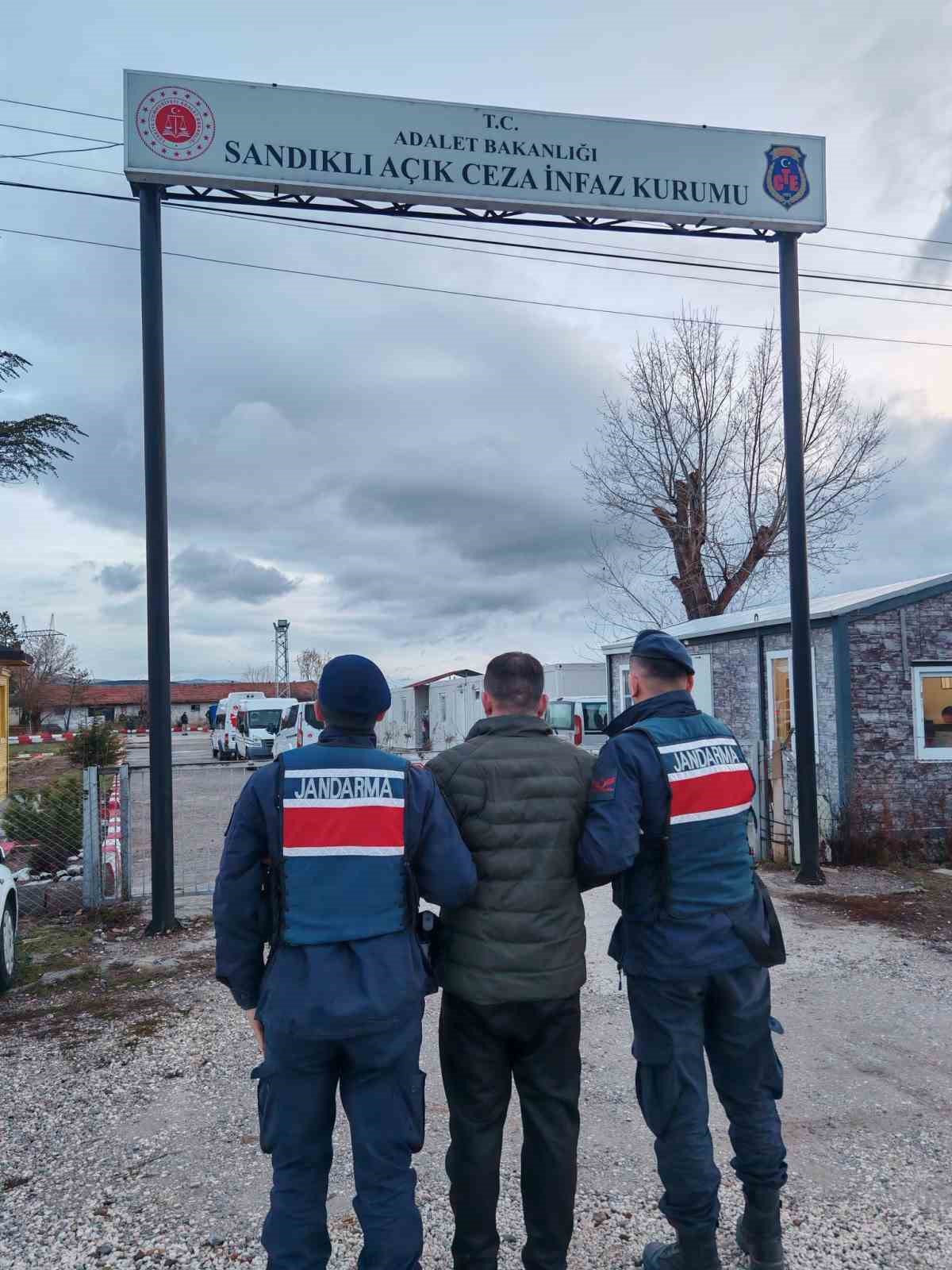 Çeşitli suçlardan aranan 2 şahıs jandarma tarafından yakalandı
