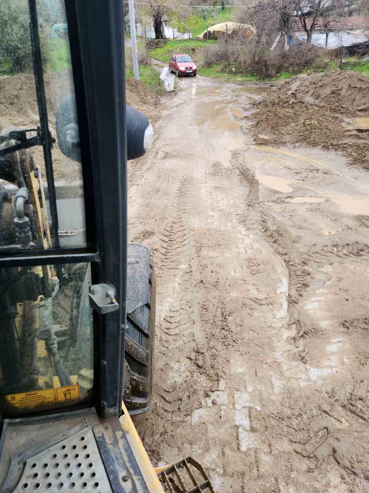 Efeler Belediyesi ekiplerinden kapanan yollara hızlı müdahale
