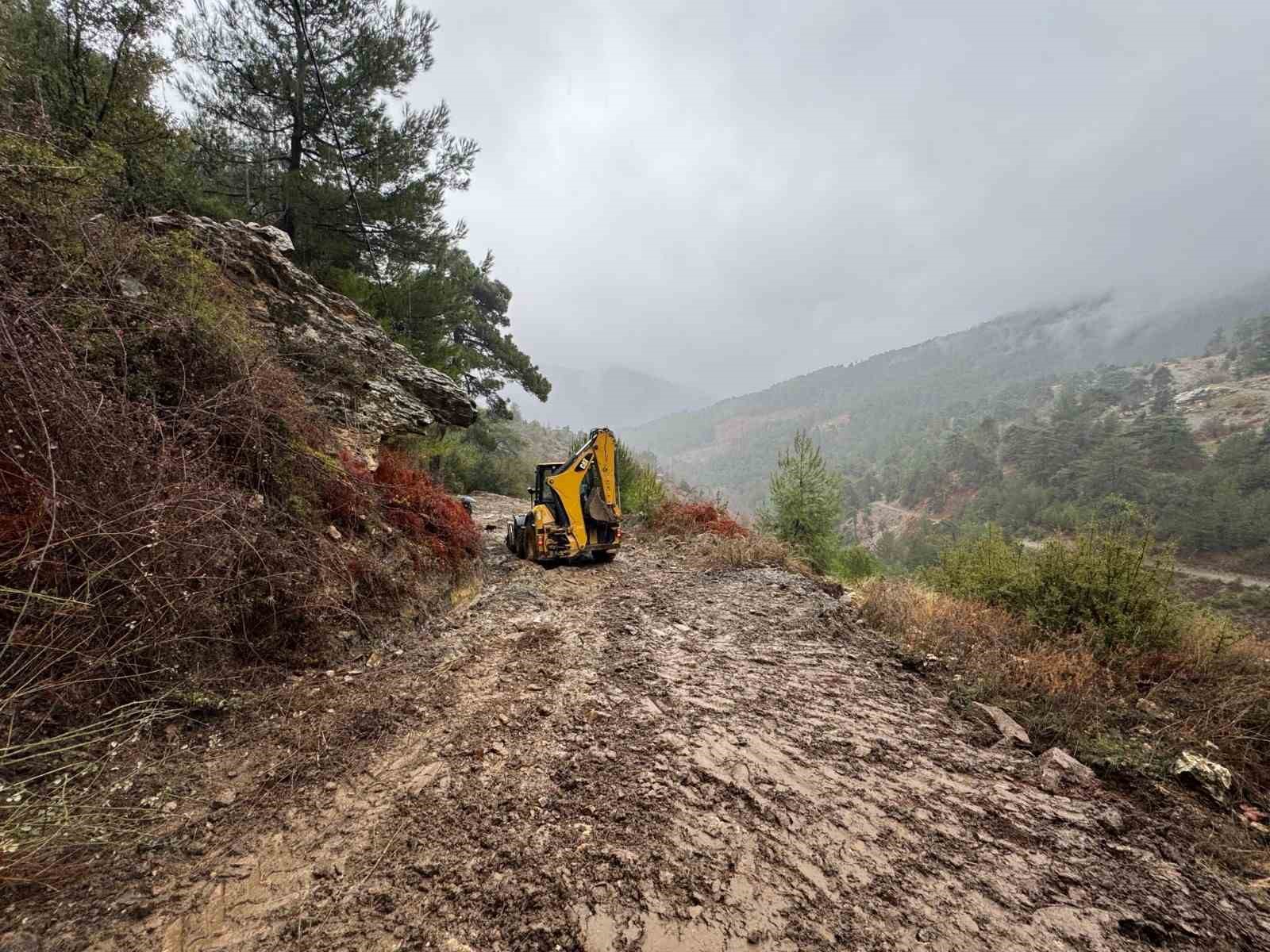 Efeler Belediyesi ekiplerinden kapanan yollara hızlı müdahale
