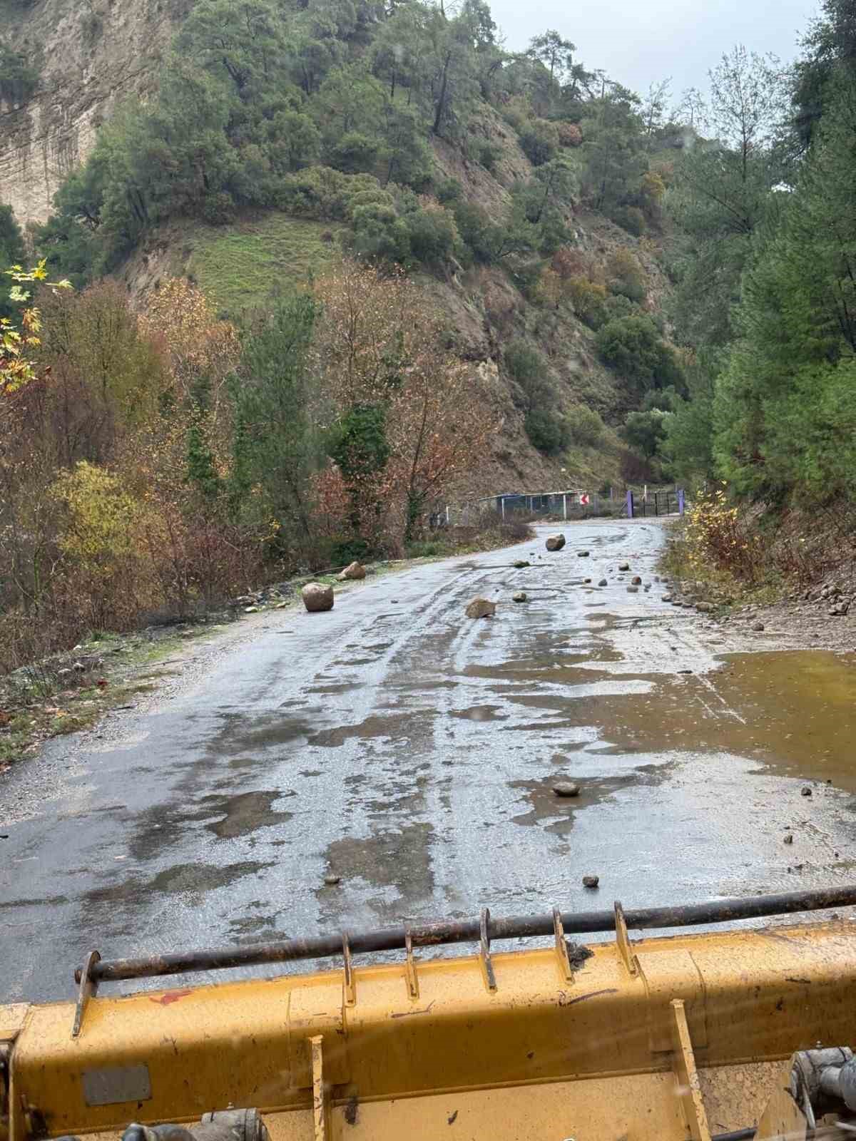 Efeler Belediyesi ekiplerinden kapanan yollara hızlı müdahale
