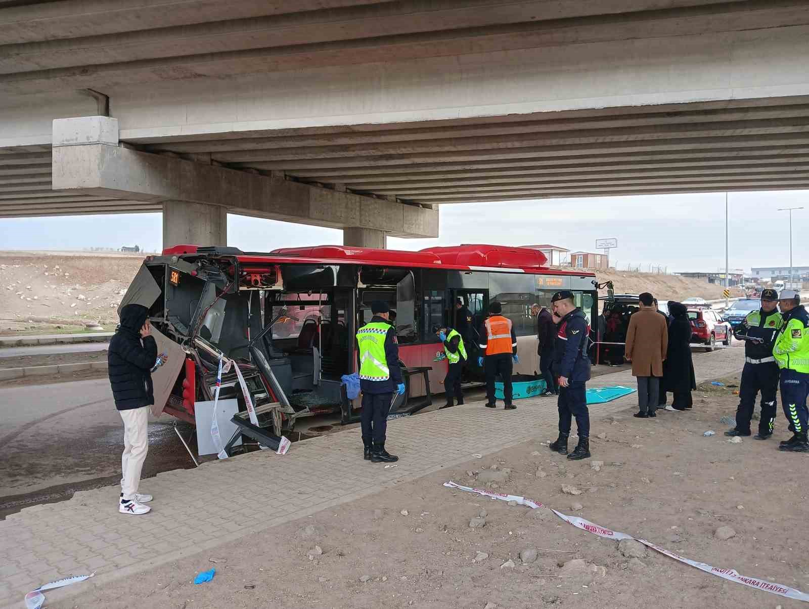 Ankara’da belediye otobüsü tırla çarpıştı: 1 ölü, 1 yaralı
