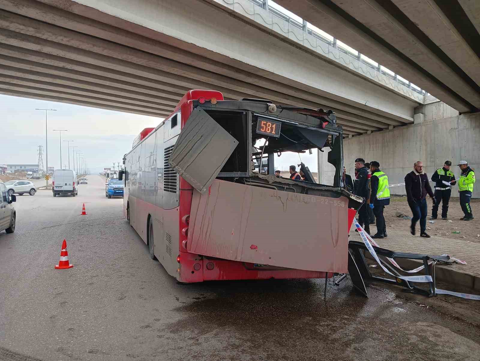 Ankara’da belediye otobüsü tırla çarpıştı: 1 ölü, 1 yaralı
