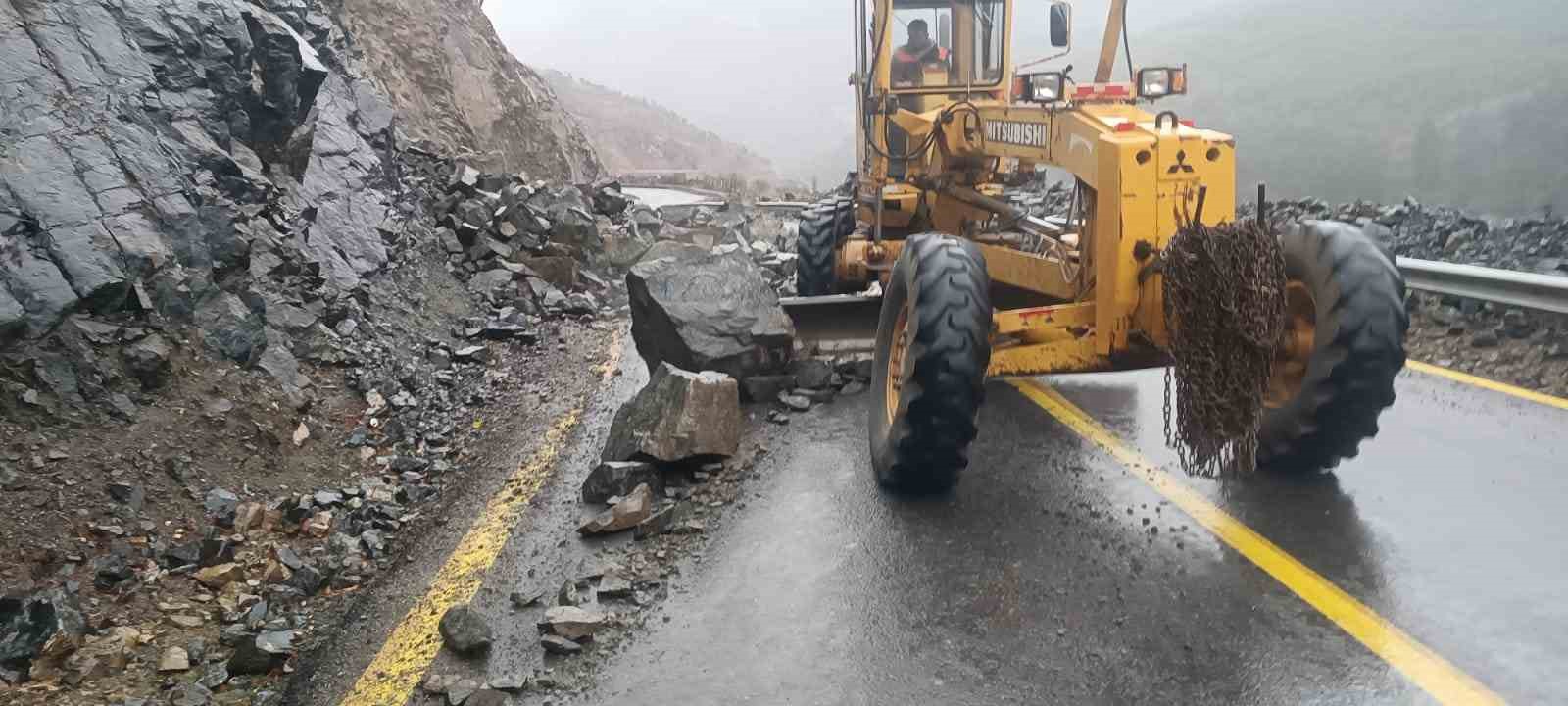 Kapuzbaşı Yolu’ndaki heyelana Büyükşehir’den hızlı müdahale
