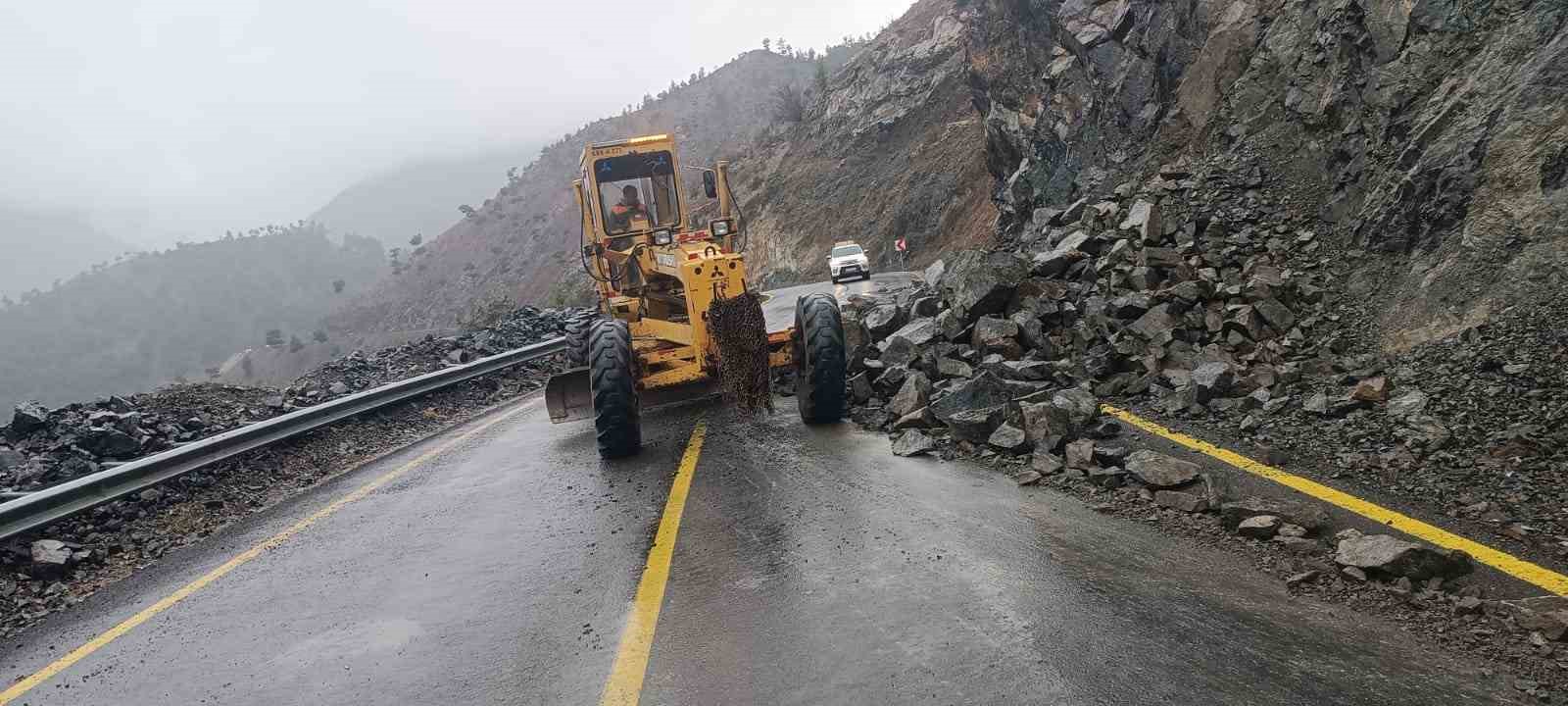 Kapuzbaşı Yolu’ndaki heyelana Büyükşehir’den hızlı müdahale
