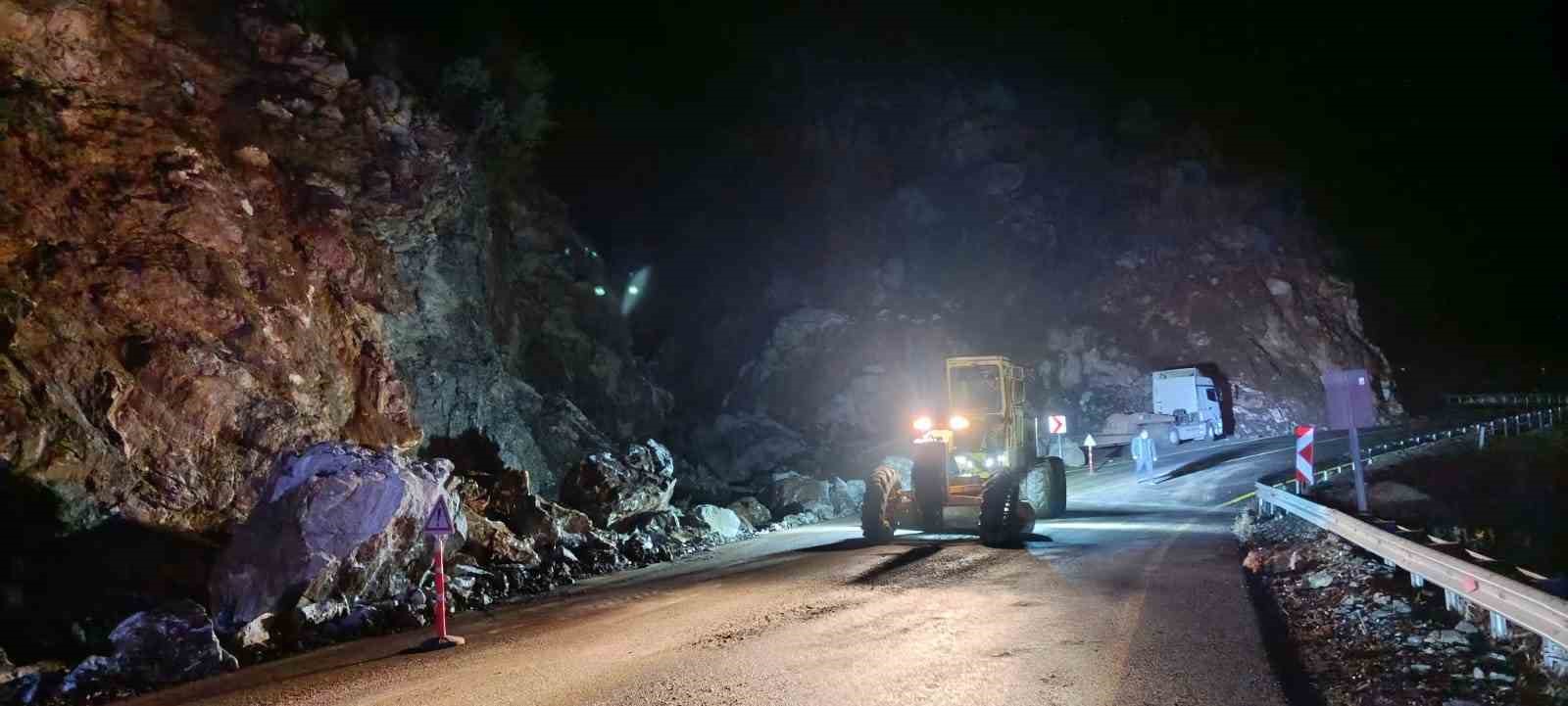 Kapuzbaşı Yolu’ndaki heyelana Büyükşehir’den hızlı müdahale
