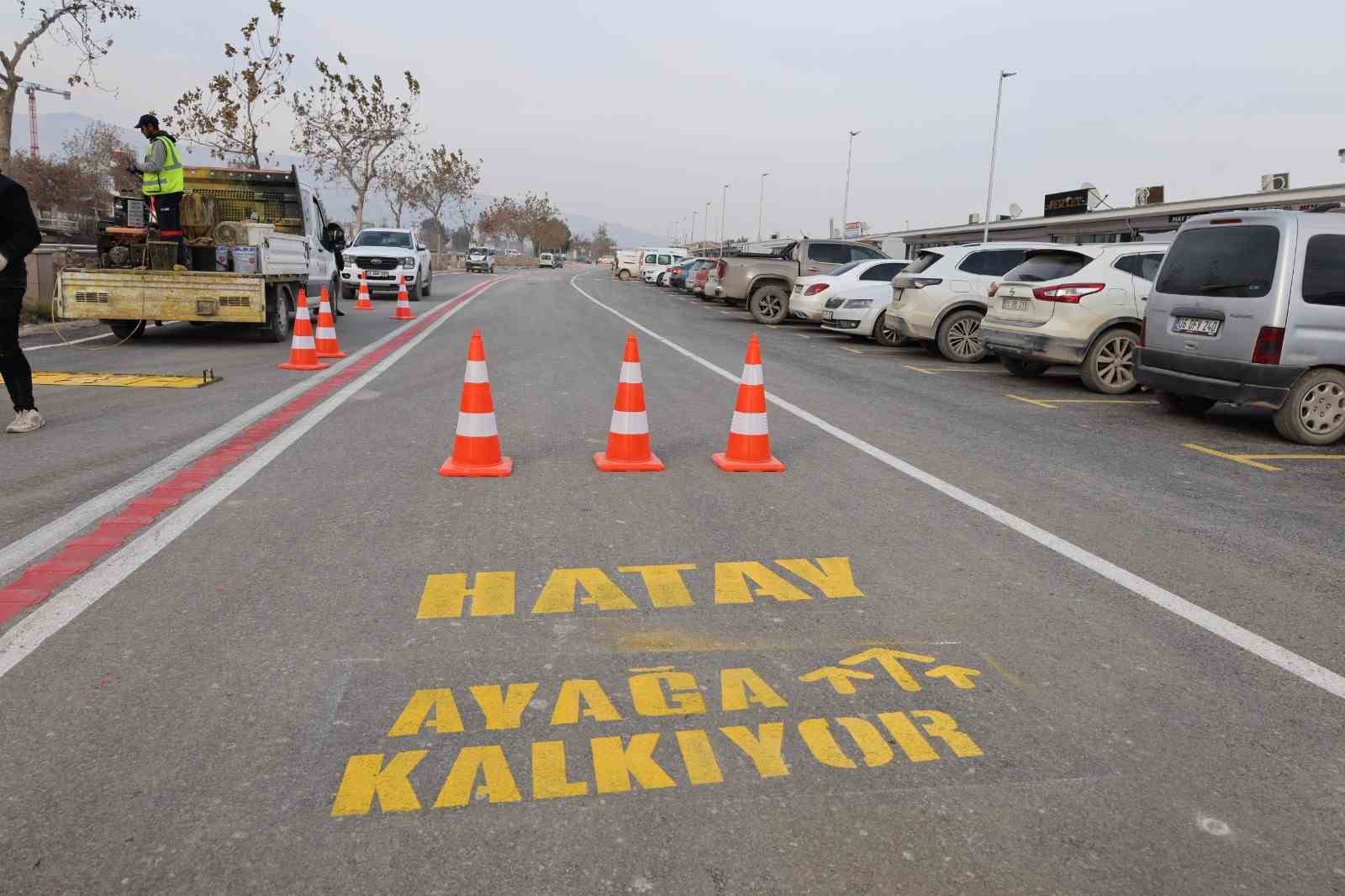 Hatay Büyükşehir Belediyesi, Antakya kent merkezinde asfaltlama çalışmalarını sürdürüyor
