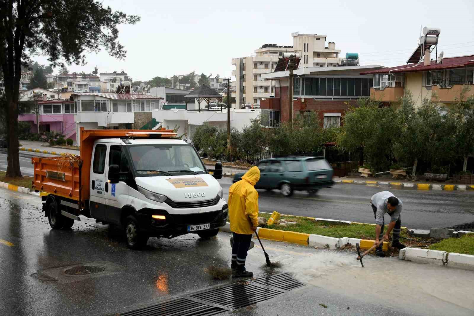 Kuşadası Belediyesi Acil Müdahale Birimi sorunları çözüme kavuşturuyor
