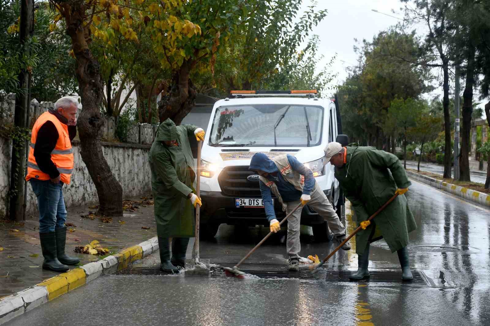 Kuşadası Belediyesi Acil Müdahale Birimi sorunları çözüme kavuşturuyor
