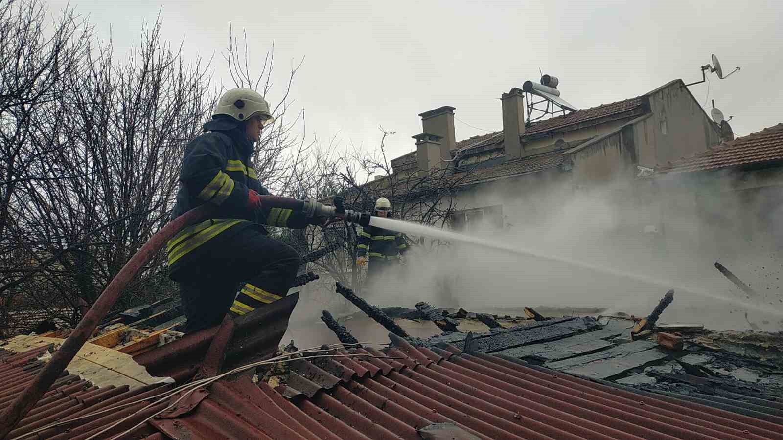 Rüzgarın etkisiyle büyüyen yangın evi küle çevirdi
