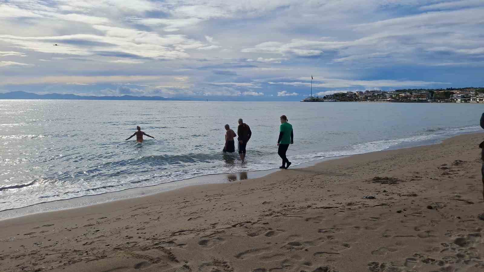 Didim’de yaşayan yabancılar sokak hayvanlarına yardım için denize girdiler
