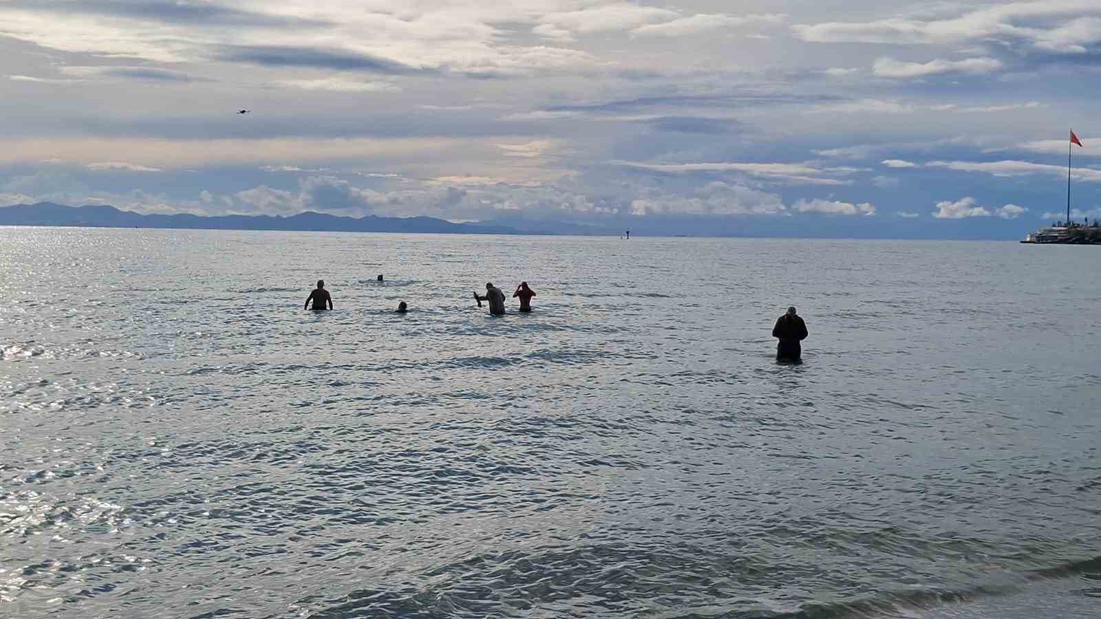 Didim’de yaşayan yabancılar sokak hayvanlarına yardım için denize girdiler
