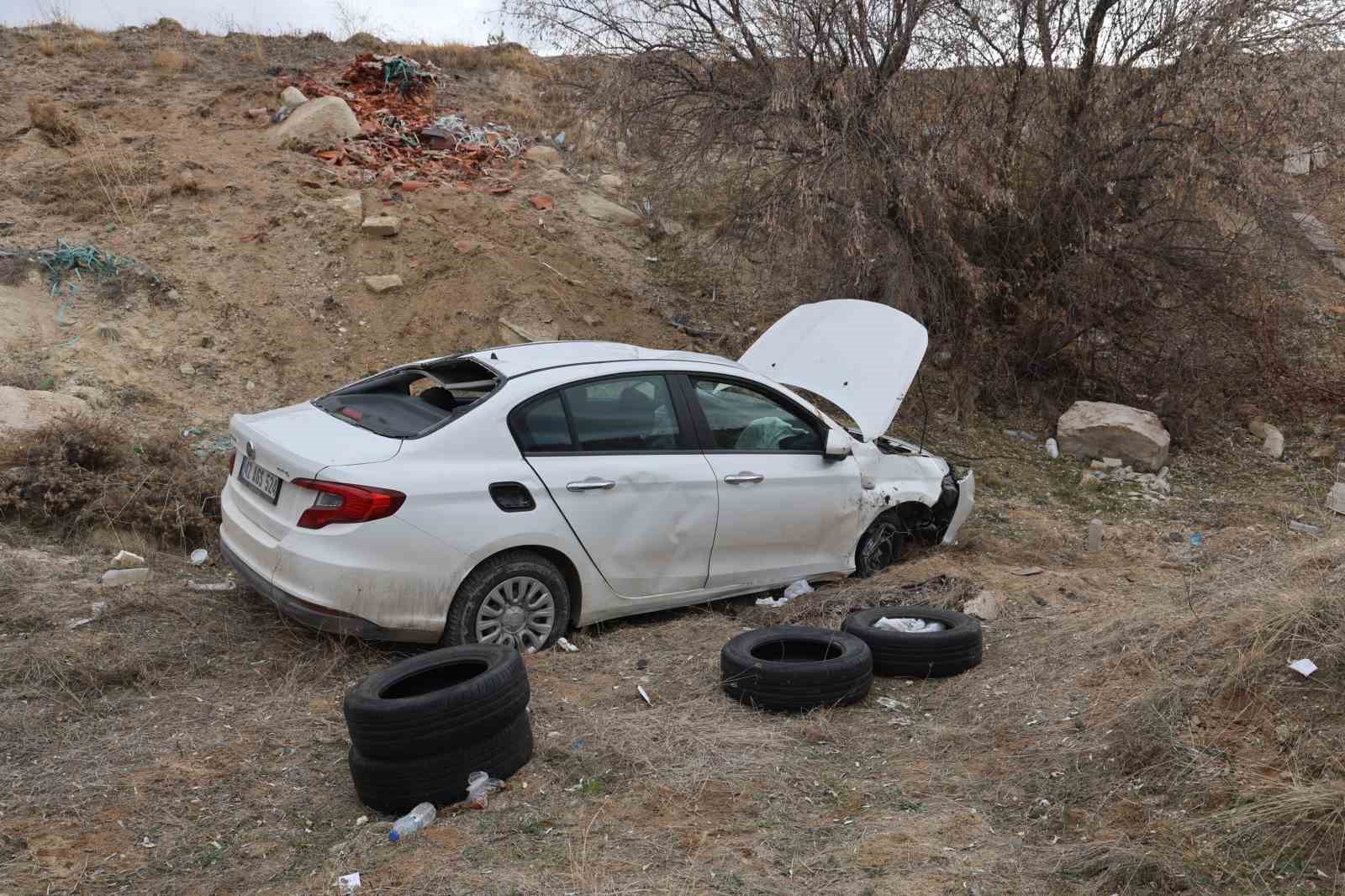 Kontrolden çıkan otomobil dereye uçtu: 2 yaralı
