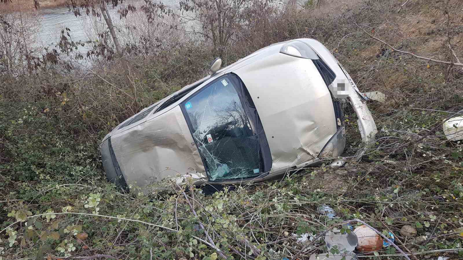 Şarampole uçan otomobildeki öğretim görevlisi yaralandı
