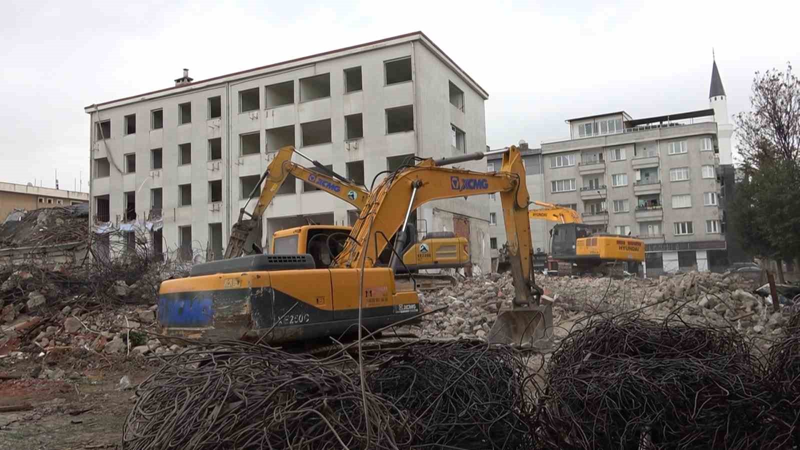 Yalova’da valilik binasının yıkımı devam ediyor
