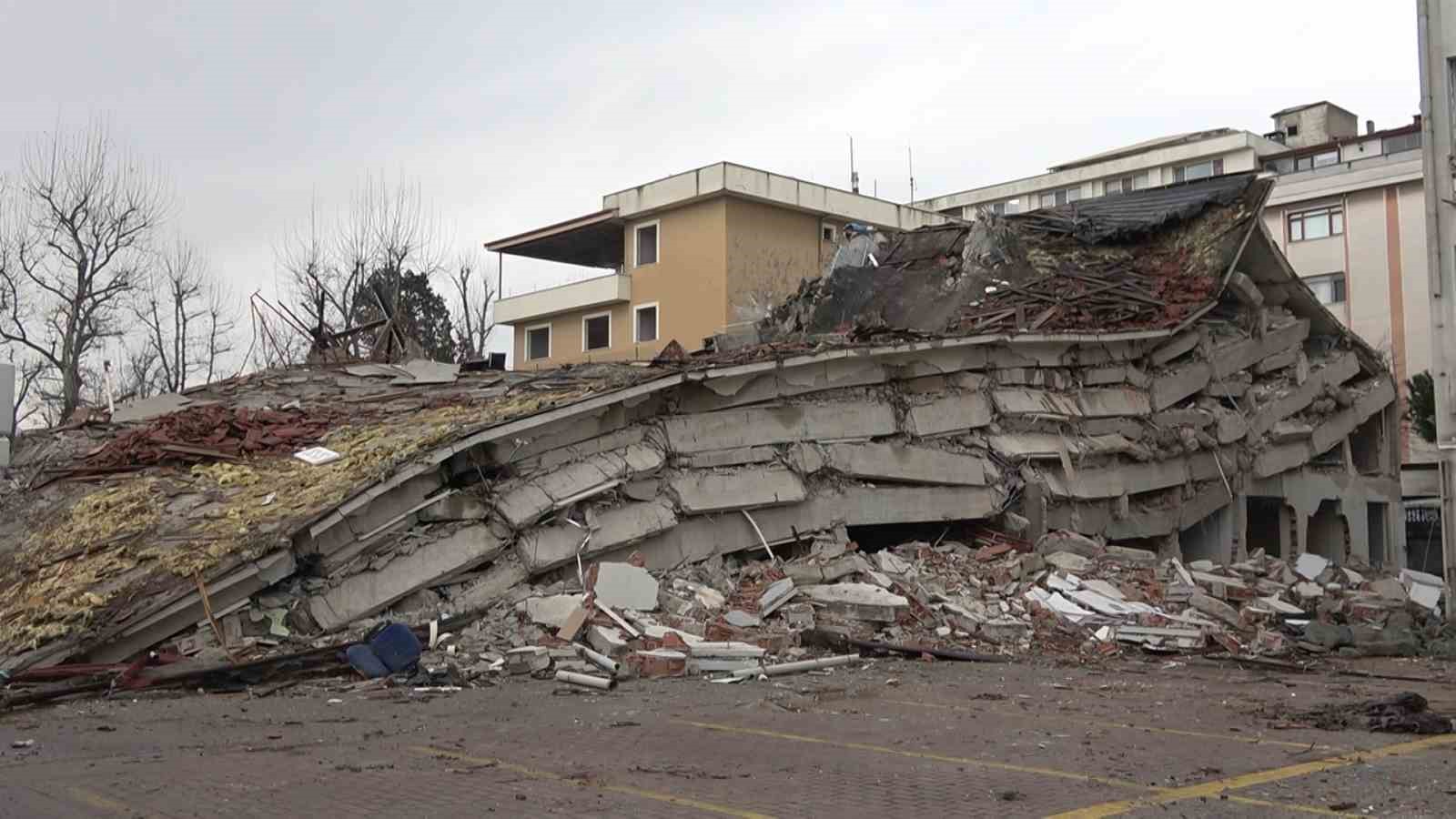 Yalova’da valilik binasının yıkımı devam ediyor
