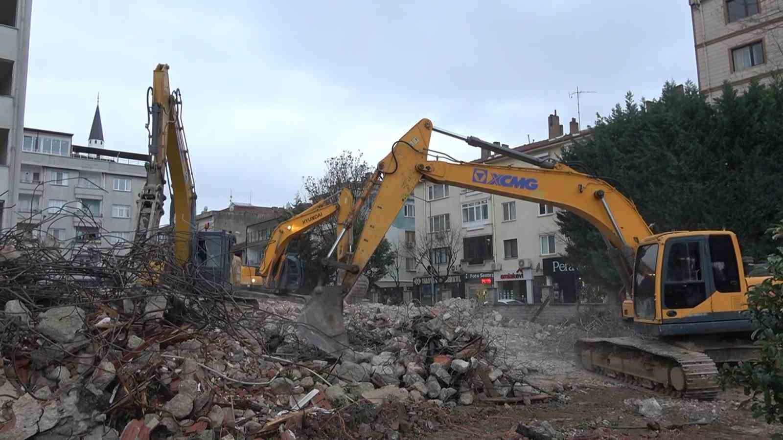 Yalova’da valilik binasının yıkımı devam ediyor
