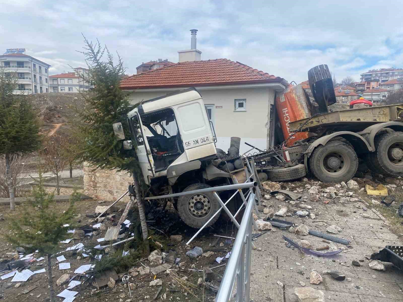 Freni patlayan tır kamu binasına çarptı: 2 yaralı
