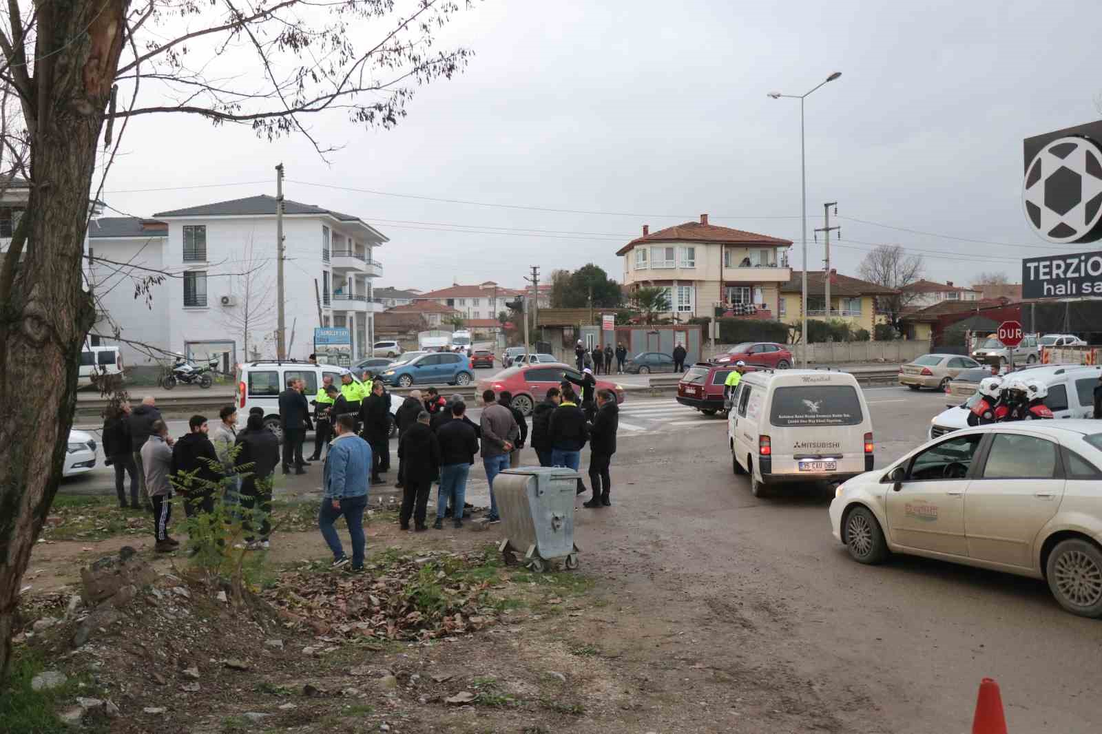 10 yaşındaki çocuğun hayatını kaybettiği kaza sonrası mahalleli karayolunu kapattı
