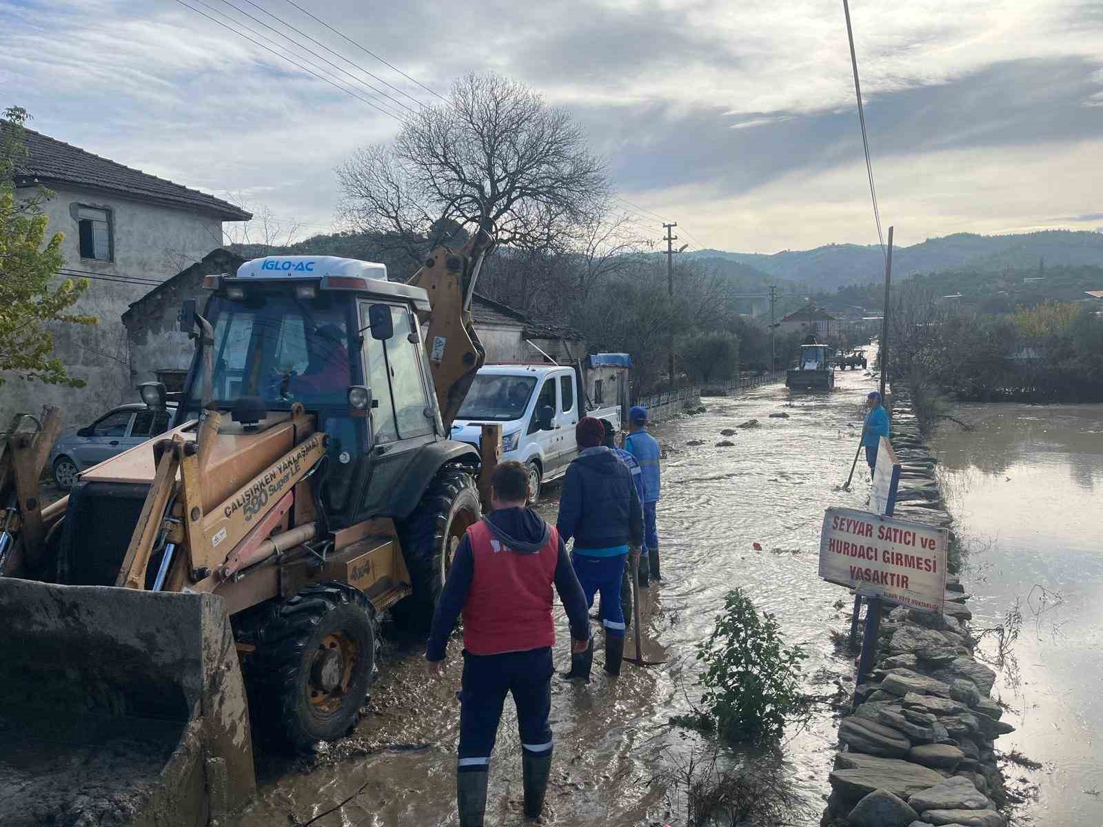 Yenipazar’da meydana gelen sele belediye ekiplerinden hızlı müdahale
