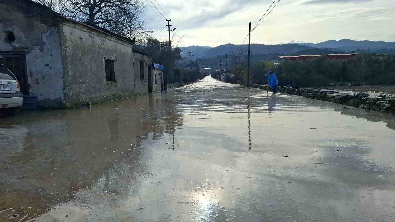 Yenipazar’da meydana gelen sele belediye ekiplerinden hızlı müdahale
