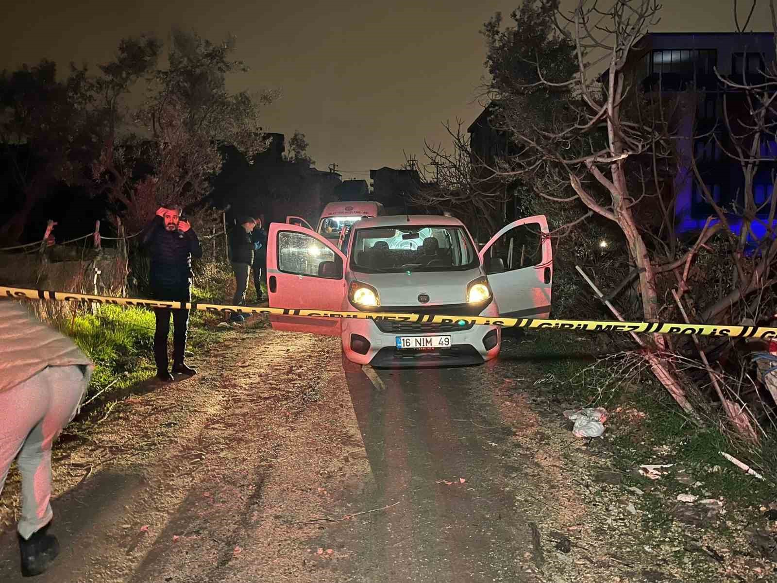 Önce öldürdü, sonra polislere aletiyle teslim oldu
