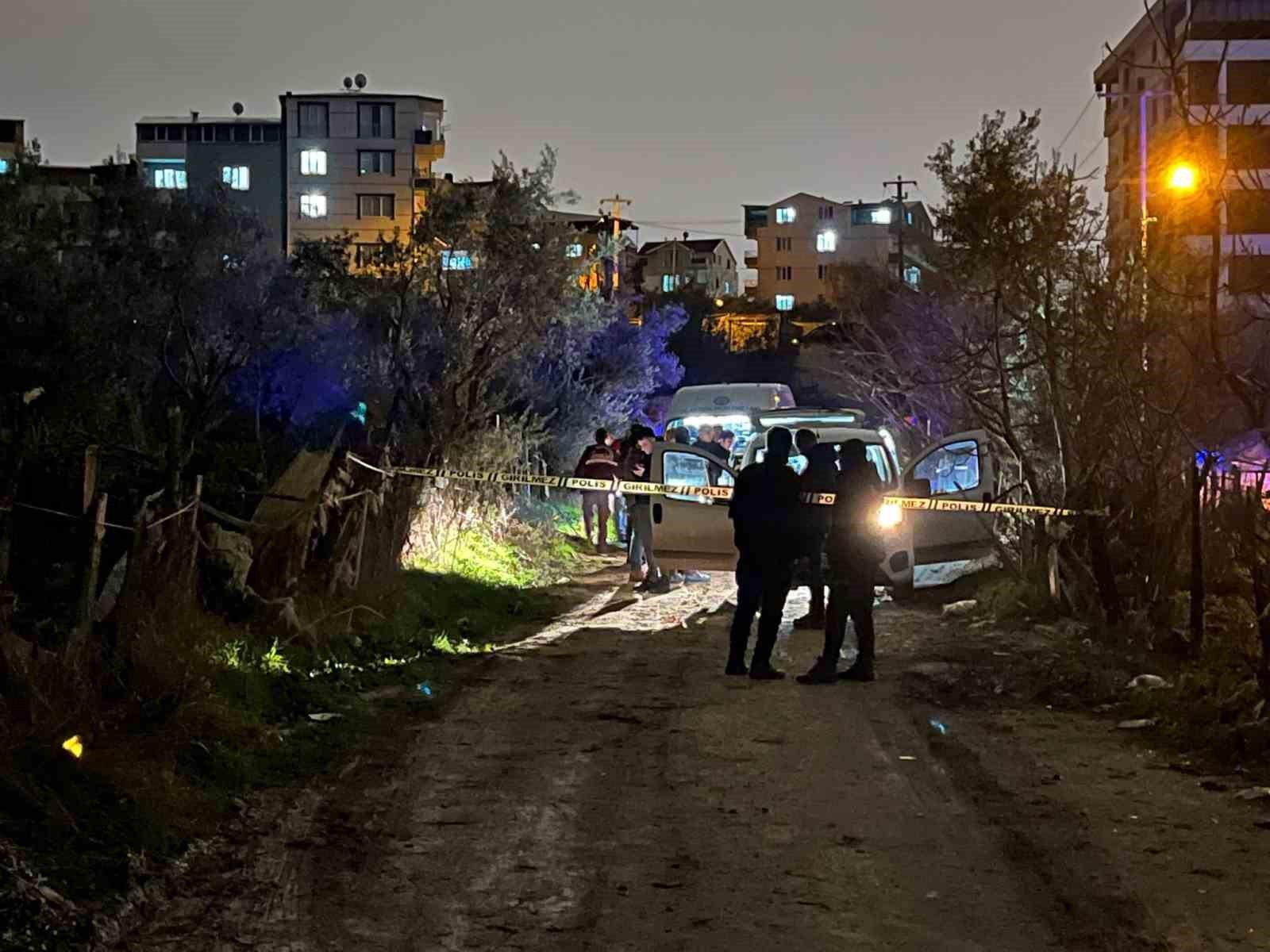 Önce öldürdü, sonra polislere aletiyle teslim oldu
