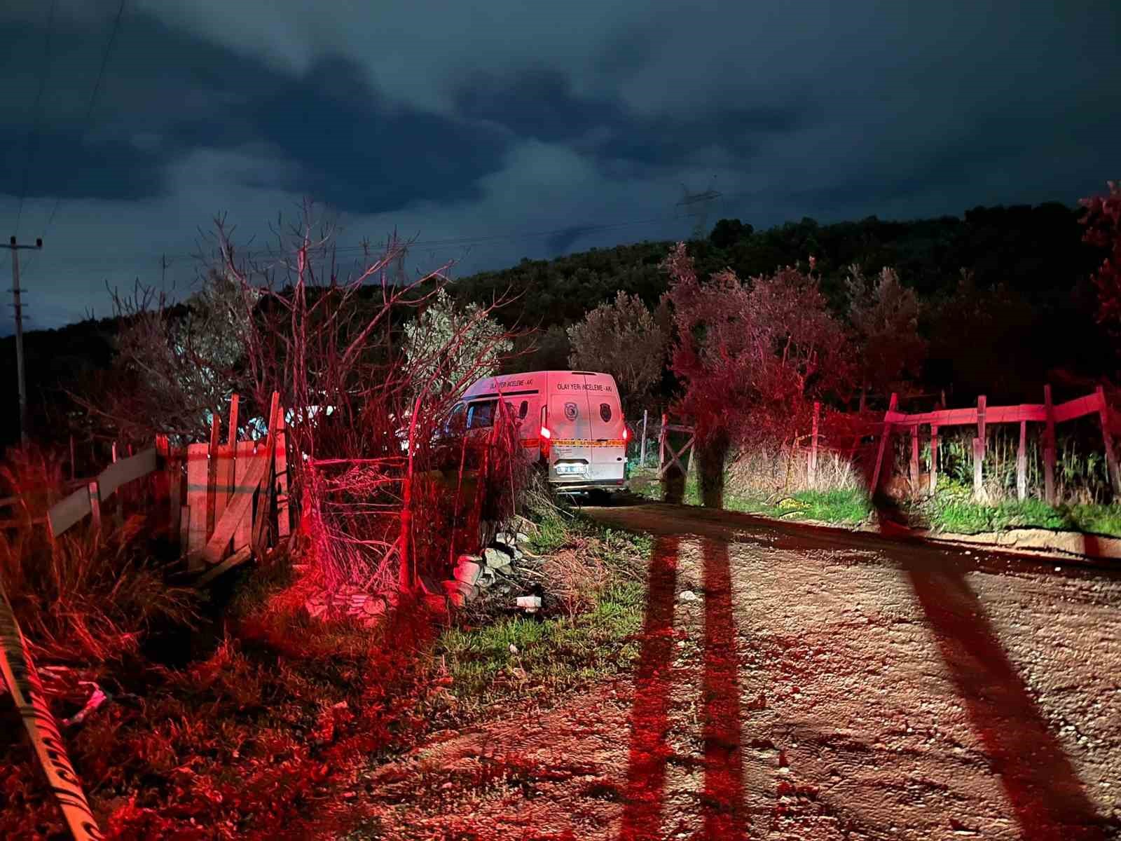 Önce öldürdü, sonra polislere suç aletiyle teslim oldu
