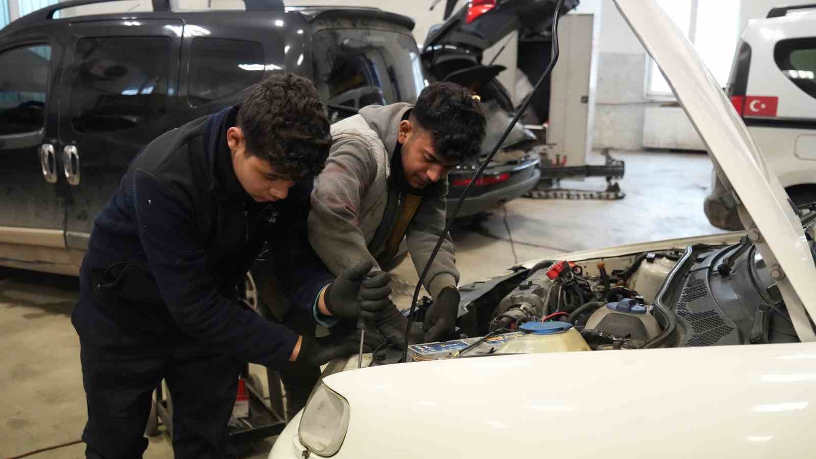 Sanayi şehri Gaziantep’teki lisede öğrenciler oto tamirciliği öğreniyor
