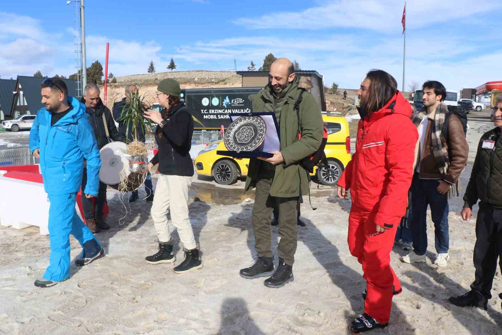 İngiltere’den Ergan Kayak Merkezine gelenler davul zurnayla karşılandı
