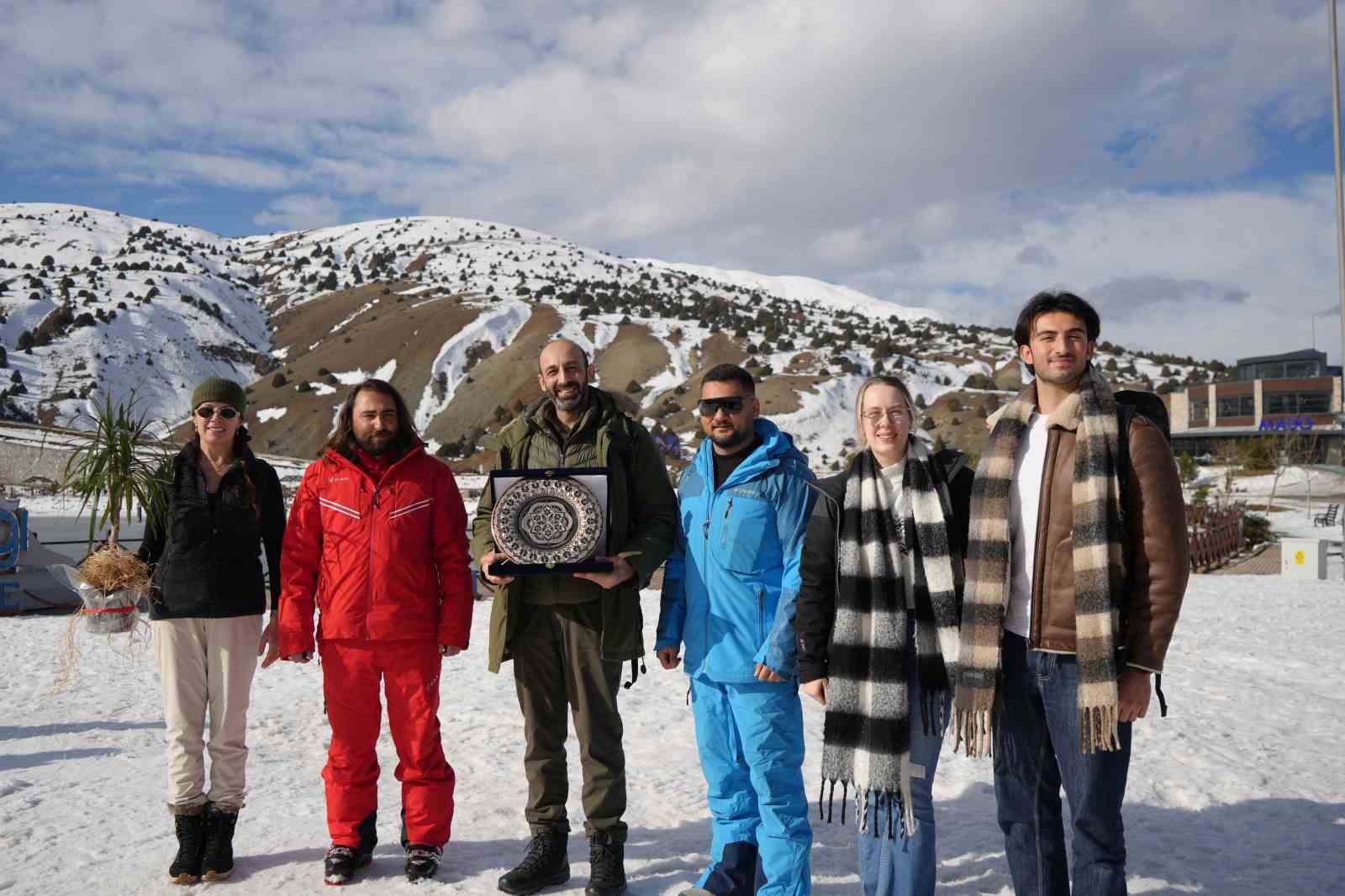 İngiltere’den Ergan Kayak Merkezine gelenler davul zurnayla karşılandı
