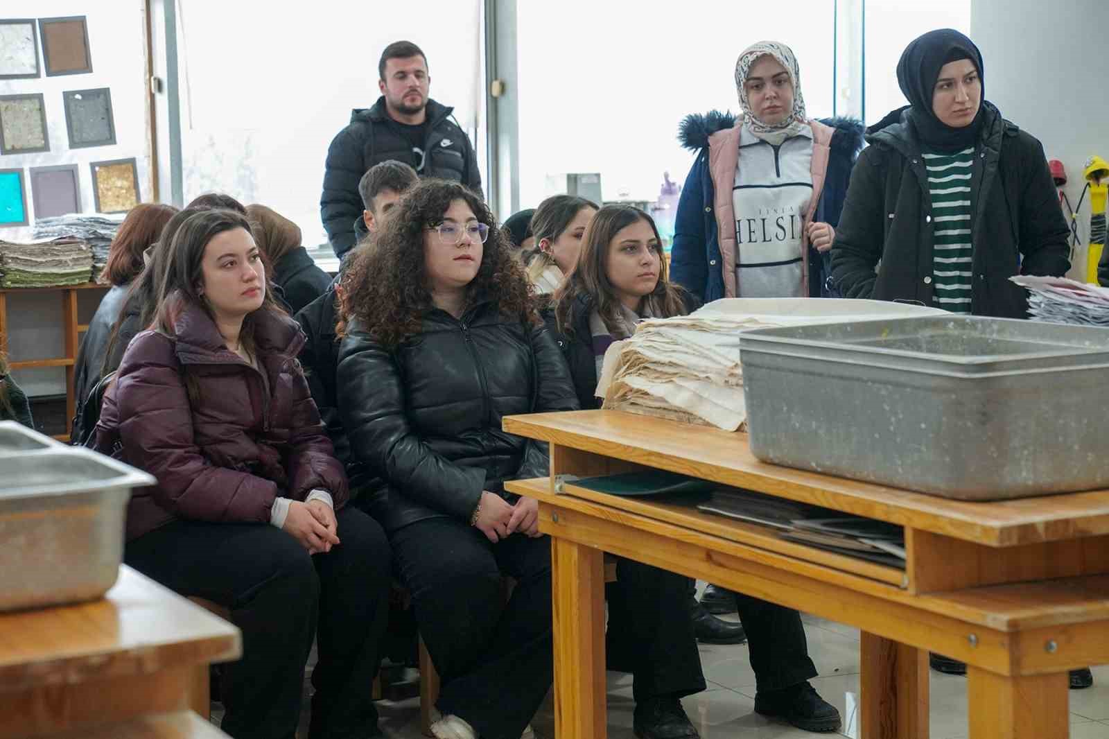 Kâğıt Geri Dönüşüm Atölyesi 50 üniversiteli genci ağırladı
