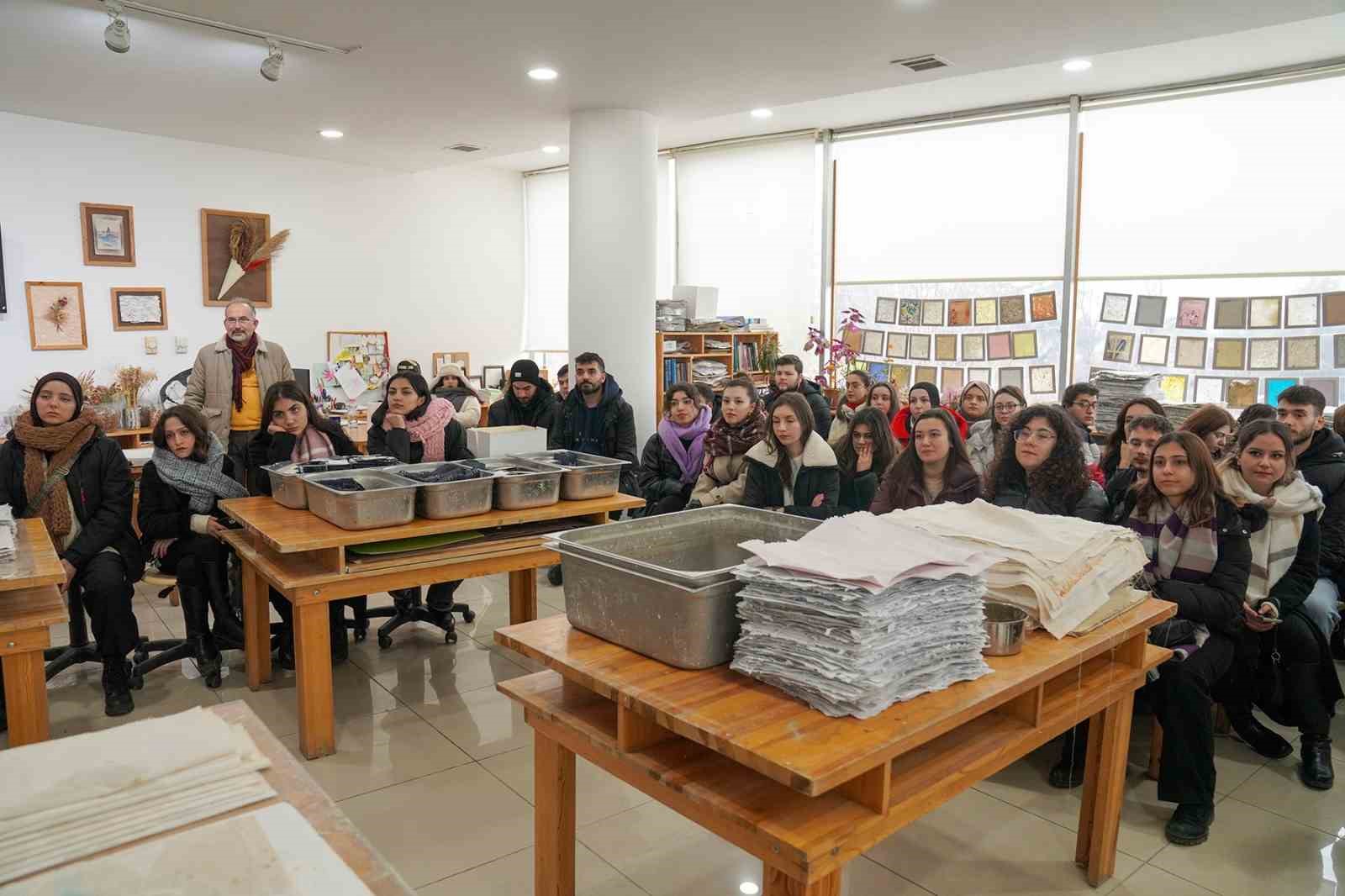 Kâğıt Geri Dönüşüm Atölyesi 50 üniversiteli genci ağırladı
