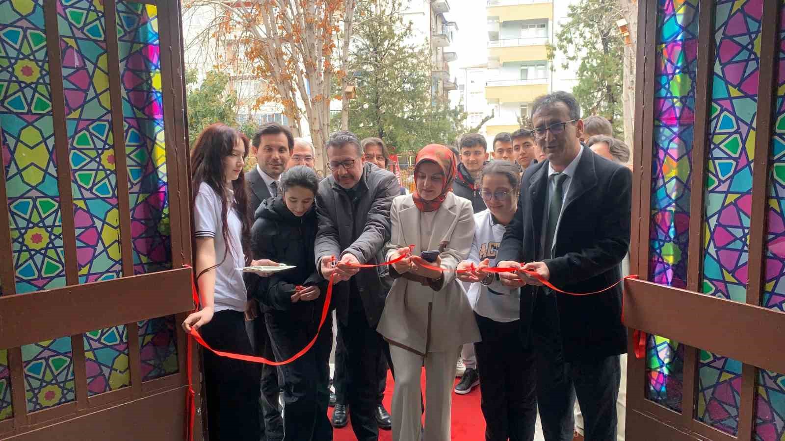 Karaman’da lise öğrencileri atıkları sanat eserine dönüştürdü
