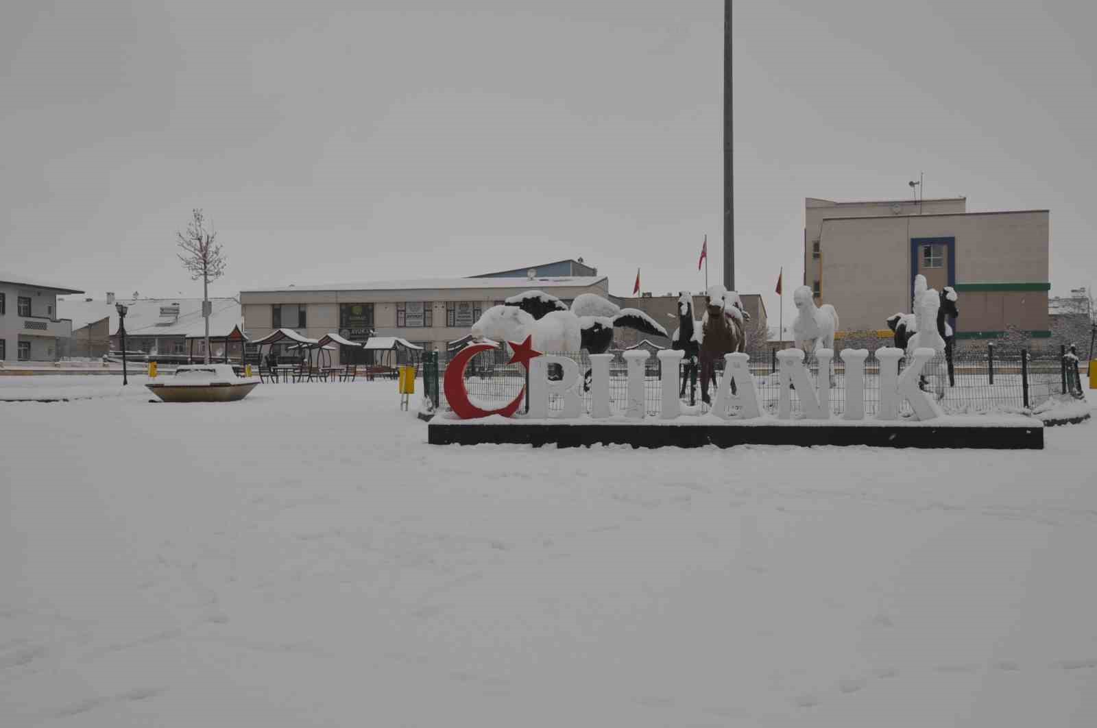 Muş’un Bulanık ilçesinde kar yağışı etkili oldu
