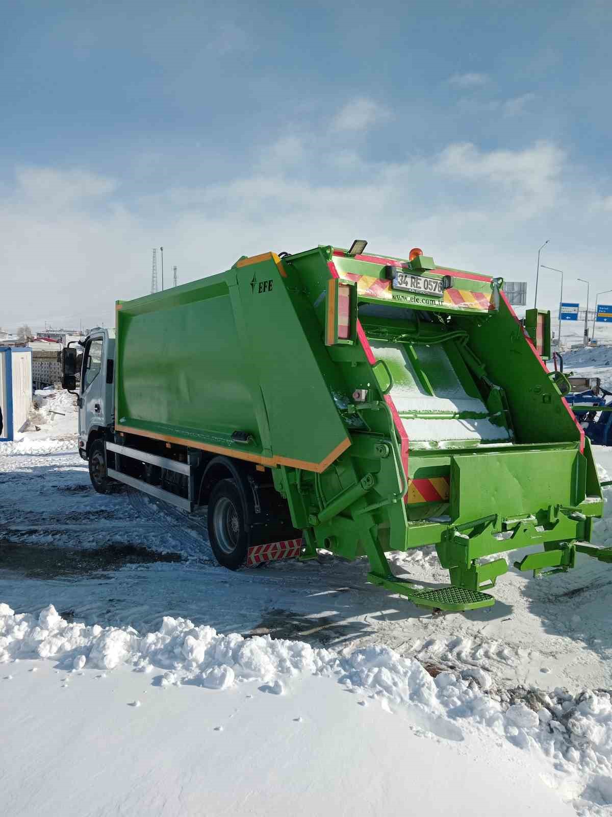 Ardahan Belediyesi’ne yeni çöp kamyonu hibe edildi
