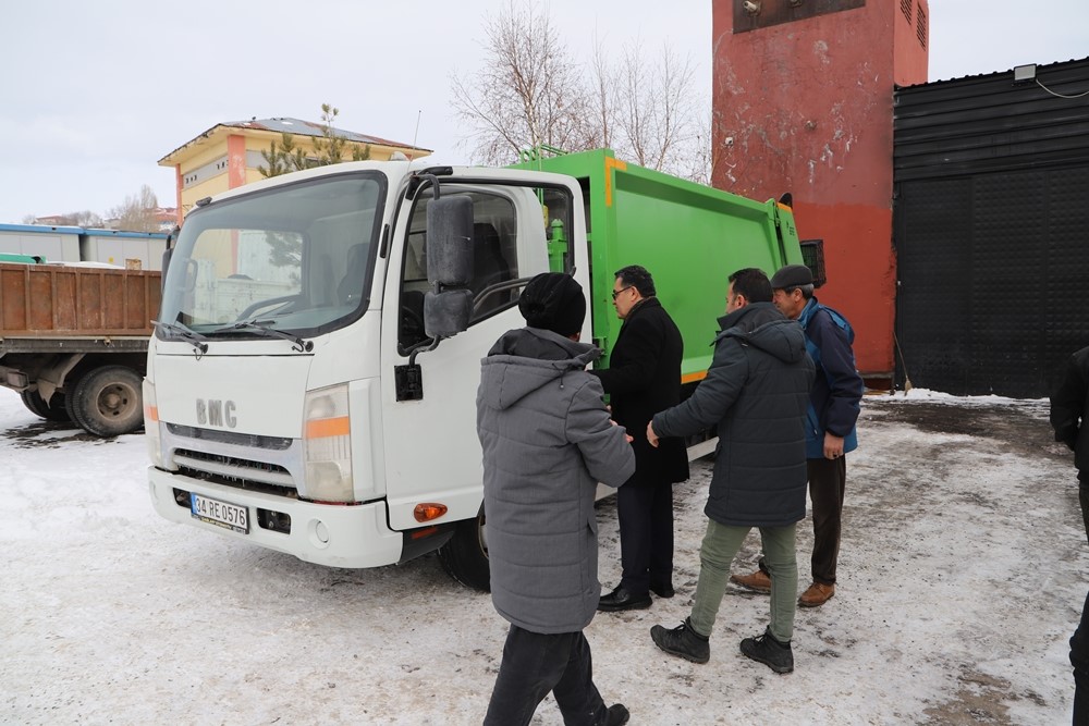 Ardahan Belediyesi’ne yeni çöp kamyonu hibe edildi
