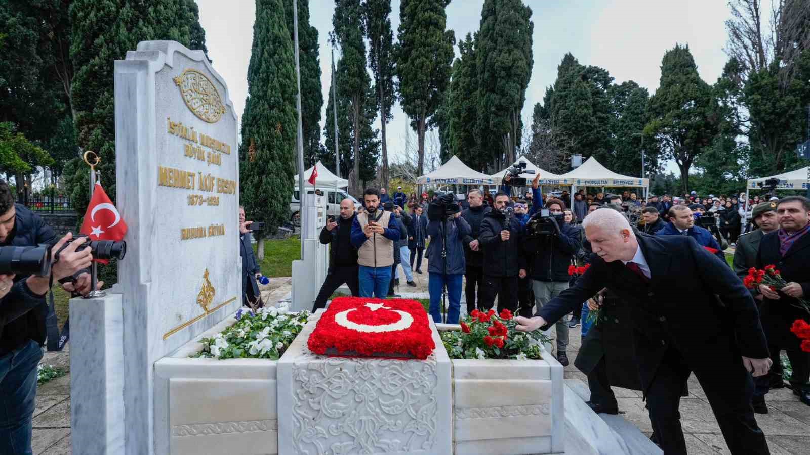 Milli şair Mehmet Akif Ersoy mezarı başında anıldı
