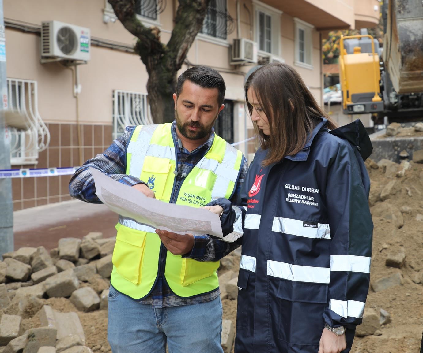 Şehzadeler Belediyesi, sekiz mahallenin yol sorununu çözüme kavuşturdu
