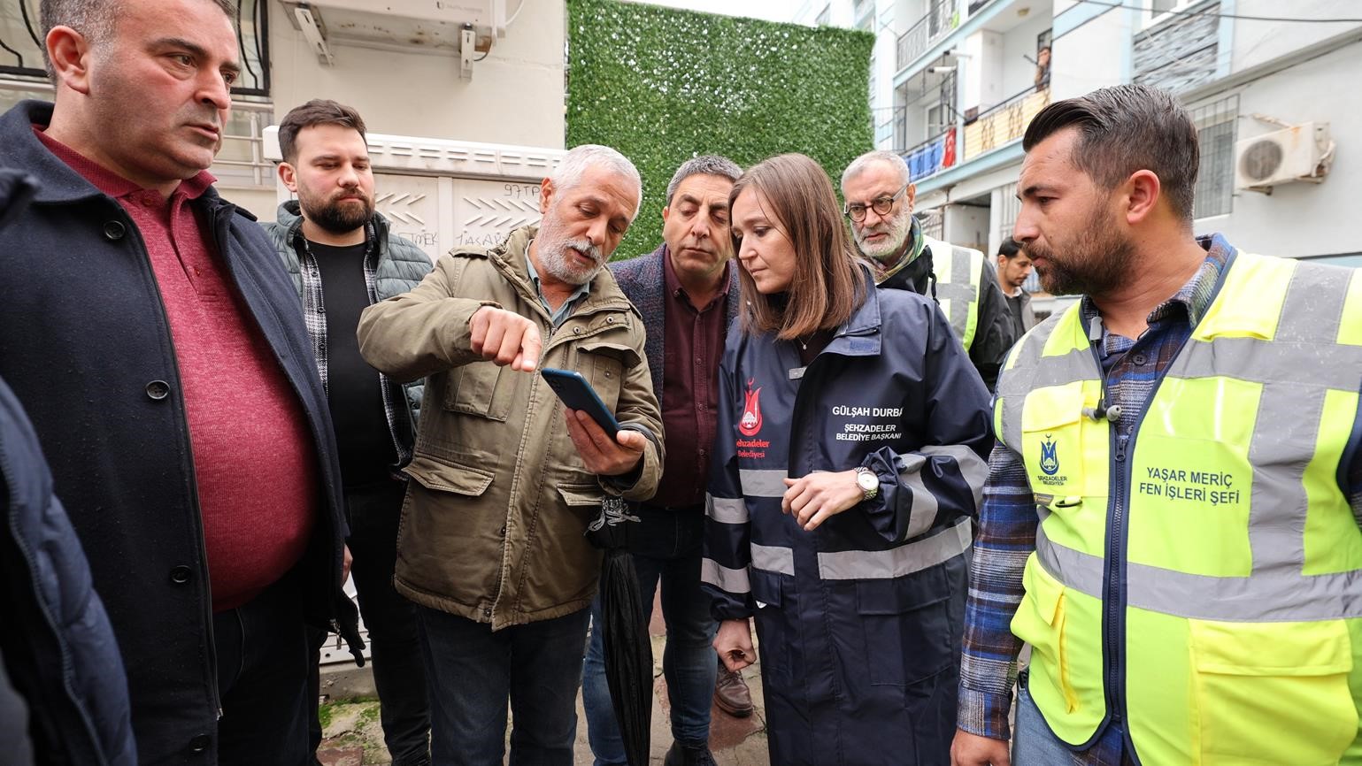 Şehzadeler Belediyesi, sekiz mahallenin yol sorununu çözüme kavuşturdu
