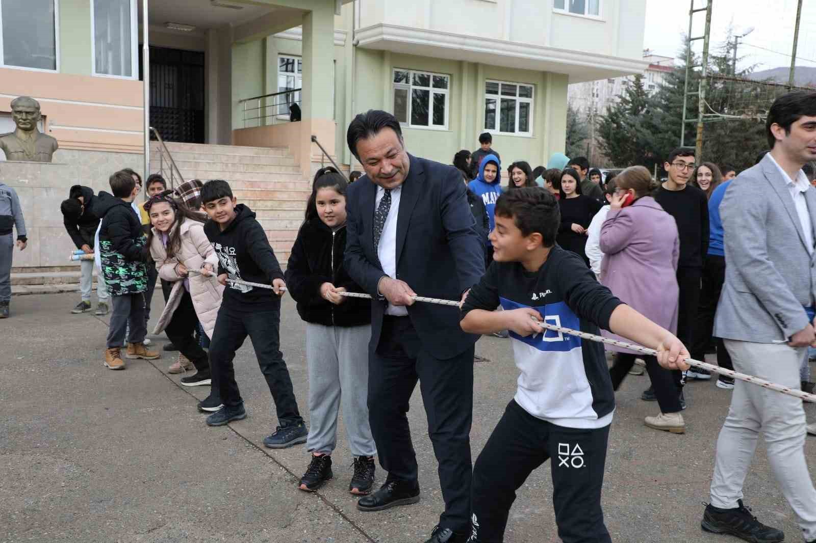 Tunceli’de okul bahçeleri şenlik alanına döndü
