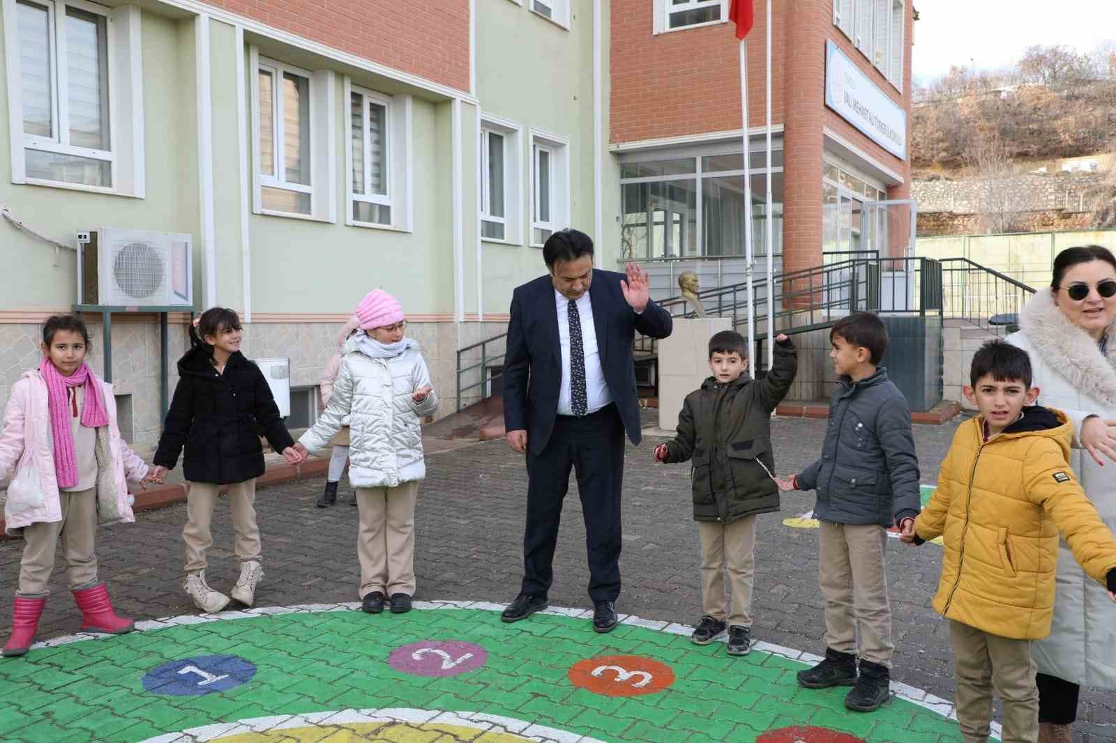 Tunceli’de okul bahçeleri şenlik alanına döndü
